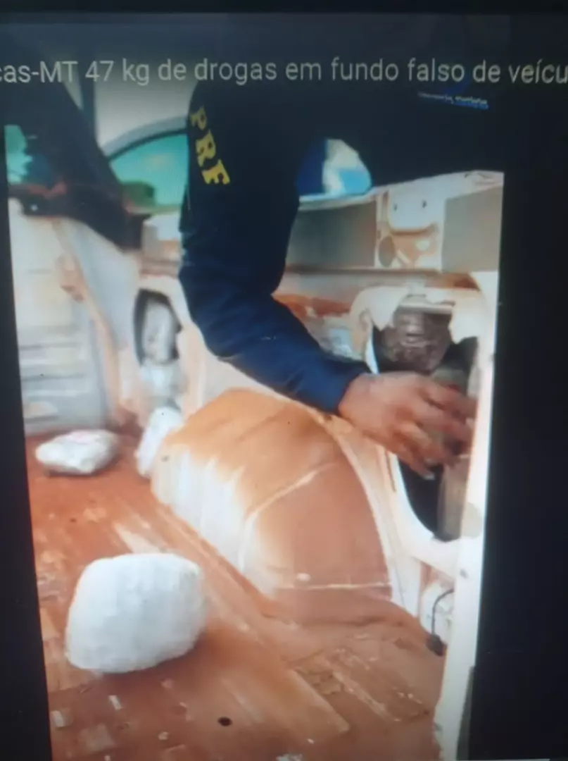 PRF apreende  47 kg de drogas em fundo falso de veículo- veja momento da prisão no video